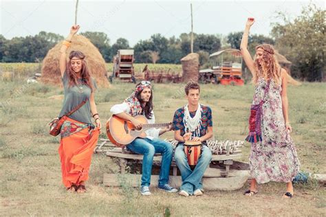 Groupe de hippie jouant de la musique et la danse à l extérieur