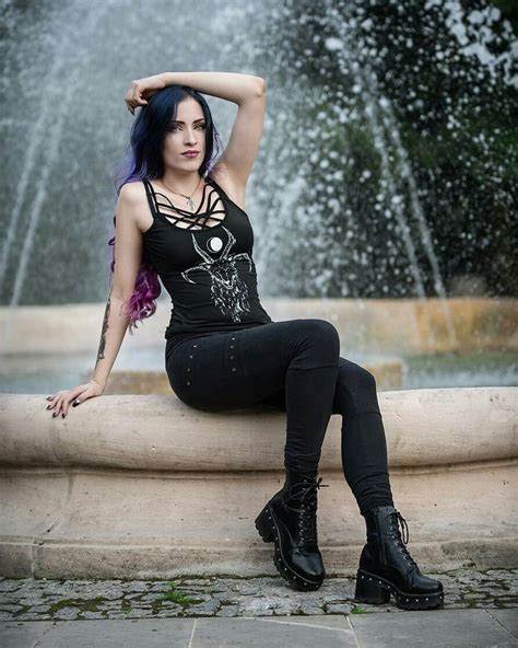 Pin By ¡dark Gothic Macabre On Góticas Hot Goth Girls Casual