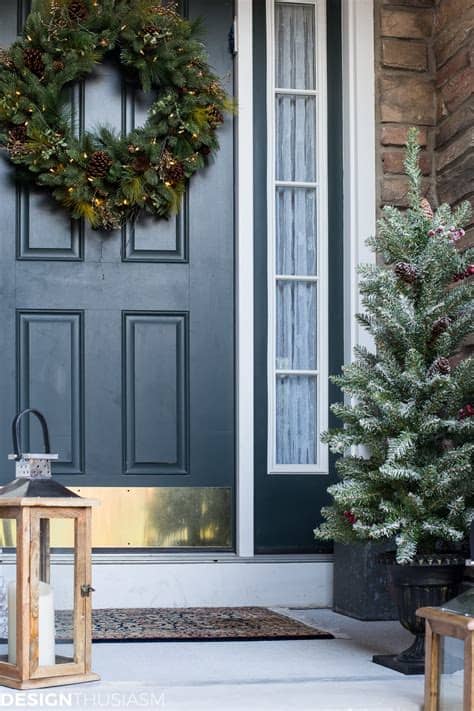 Outdoor christmas decorating ideas add interest to the roof lines, walkways, and bushes of any home. Easy Outdoor Christmas Decorating Ideas for a Tiny Front Porch