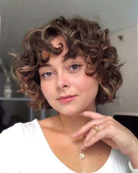 29 Short Curly Hairstyles To Enhance Your Face Shape Curly Hair