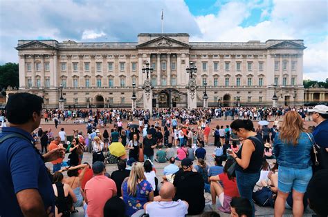 THREE THINGS TO DO WHEN YOU VISIT BUCKINGHAM PALACE