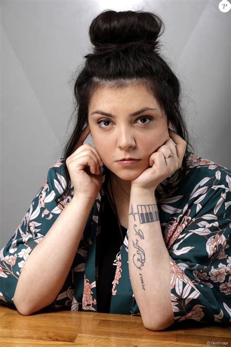 Последние твиты от hoshi (@hoshiofficial). Portrait de la chanteuse Hoshi à Paris, France, le 4 avril ...