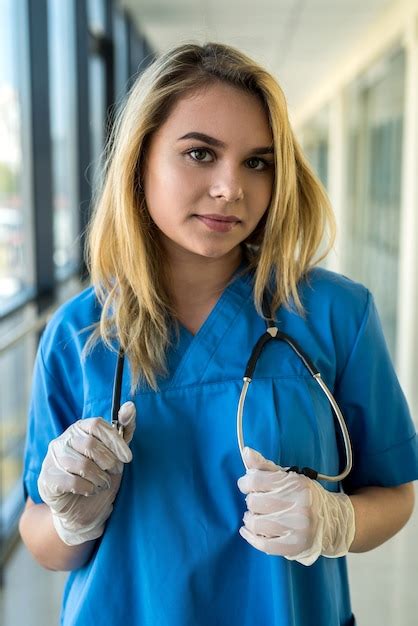 Retrato De Hermosa Joven Enfermera En Uniforme Azul En La Clínica