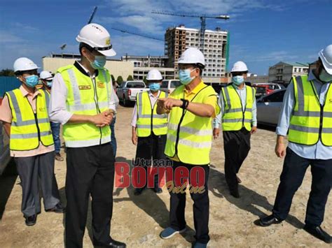 Memakai jaring keselamatan bagi tapak. Tingkatkan aspek keselamatan di tapak pembinaan jambatan ...