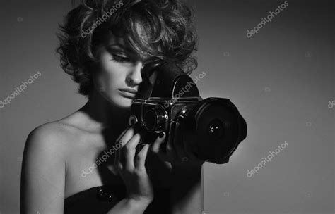 foto en blanco y negro de una hermosa mujer con cámara fotográfica 2023