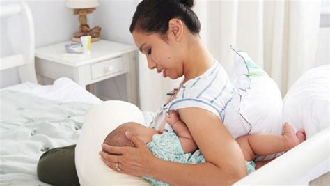 Los siguientes artículos ayudan a explicar cómo la lactancia materna no sólo le brinda una excelente nutrición a su bebé, sino que son el fundamento para un. Lactancia materna: 11 posiciones posibles para dar el pecho
