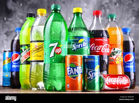 Botellas De Marcas Mundiales De Bebidas Incluyendo Productos De Coca