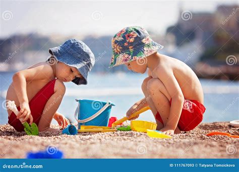 Due Bambini Svegli Giocanti Nella Sabbia Sulla Spiaggia Immagine Stock Immagine Di Svago