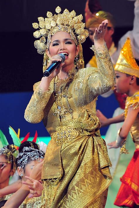 Here she showed her early singing talent at the age of six when she sang sirih pinang, a siti nurhaliza's family performed at many local ceremonies in their hometown, such as weddings. Baru 40+ Baju Siti Nurhaliza