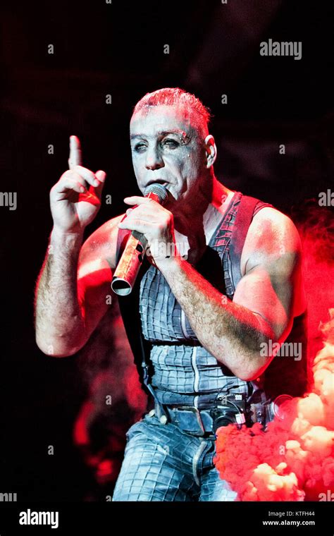 Rammstein Die Deutsche Industrial Metal Band Führt Ein Live Konzert