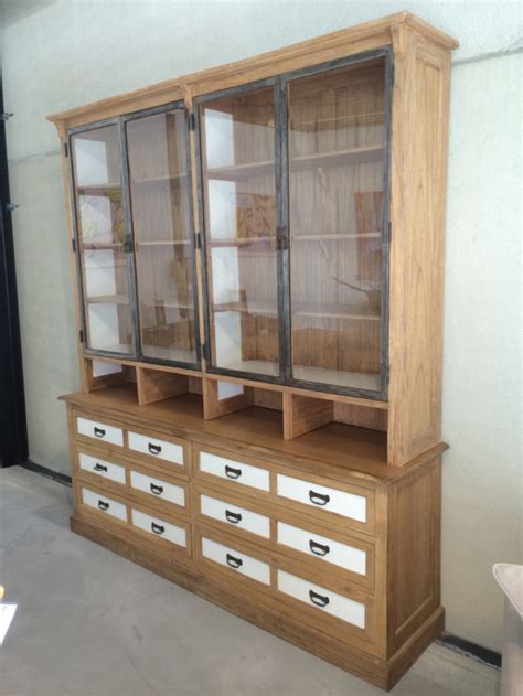 Ein vitrinenschrank lässt tief blicken. Vitrine, Vitrinenschrank im Landhausstil, Farbe Altholz ...