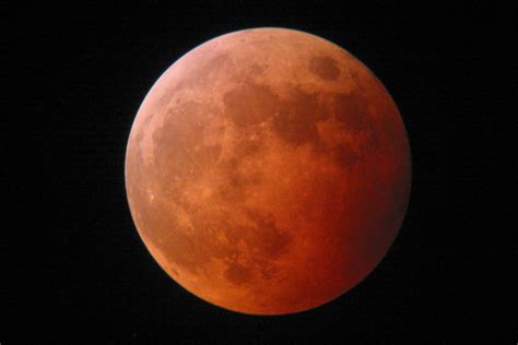 When the moon is completely swallowed up by the darkest part of the planet's shadow, we see a total lunar eclipse. What is a lunar eclipse? - How It Works