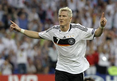 Bavyera ekibiyle 500 maçta forma giyip 68 gol 100 asist katkı yapan schweini, 13 sezonda 8 bundesliga şampiyonluğu, 7 almanya kupası ve bir. Bastian Schweinsteiger Hair - Bastian Schweinsteiger ...
