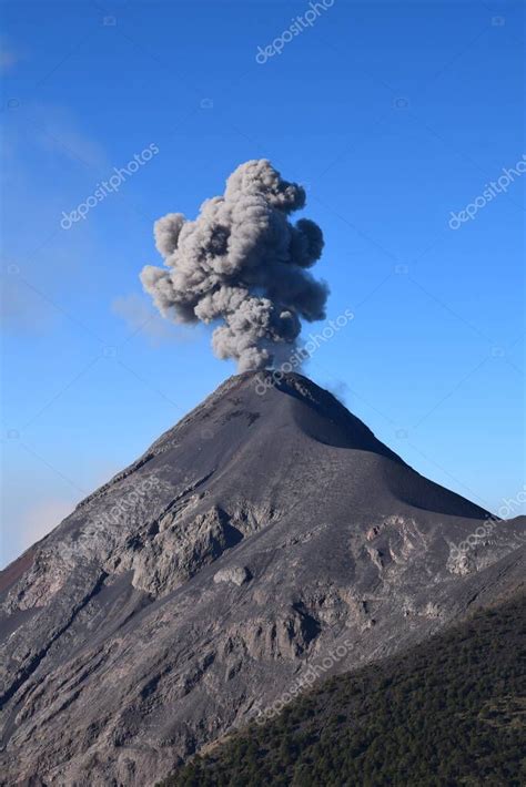 Volcan Del Fuego Erupci N De Grandes Cigarrillos Negros En Guatemala