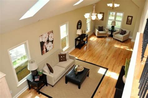 Long, narrow living rooms (or family rooms) can be a chore to lay out and decorate, not to mention live in. Décor tips for making your long and narrow living room ...