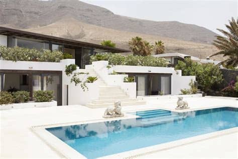 En cooperación con el gobierno de lanzarote, desarrolló una imagen arquitectónica unificada para la isla: Así es la espectacular casa de Jon Kortajarena en Lanzarote