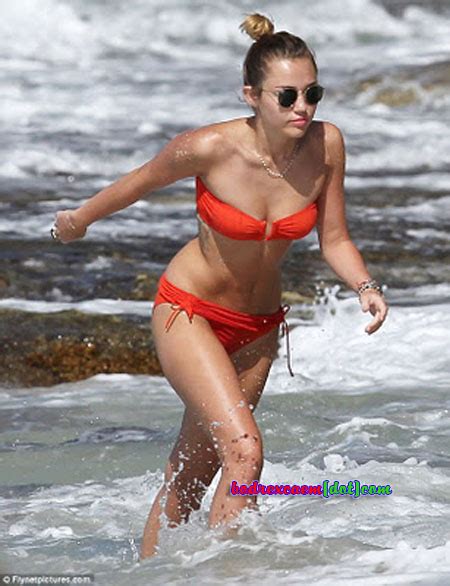 photo celebrity foto hot miley cyrus berbikini dan ciuman di pantai