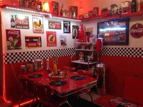 #diner #aesthetic #diner aesthetic #neon #vaporwave #idk what exactly this aesthetic would be called im just guessing #mine. 드림팩토리 그림공부봇 on in 2020 | Diner aesthetic, Retro home ...