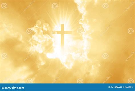 La Cruz Cristiana Aparece Brillante En El Cielo Amarillo Stock De