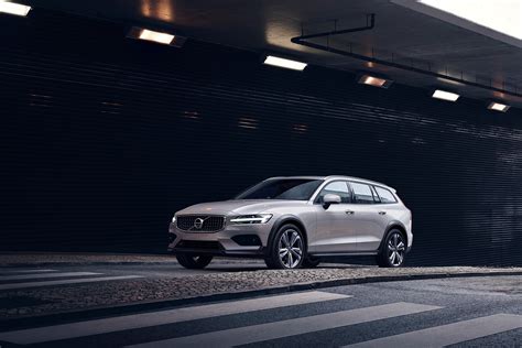 Osmium grey metallic volvo color. Volvo dévoile la nouvelle V60 Cross Country 2019 - Luxury ...