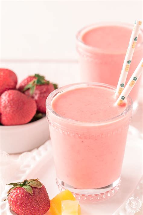 Easy Strawberry Pineapple Smoothie Cooking On The Front Burner Tomas Rosprim
