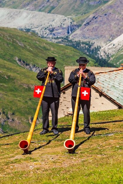 Sopladores De Cuerno Alpino Suizo En Suiza Foto Premium