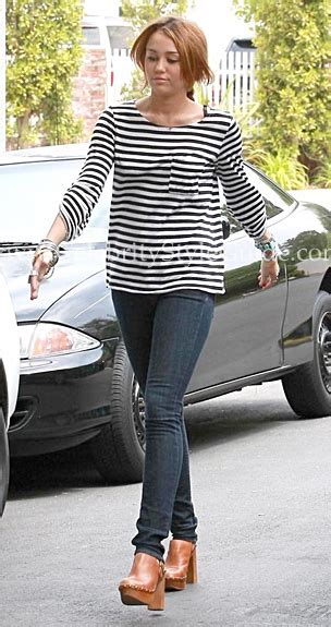 miley cyrus wearing jet by john eshaya bolt dark clean skinny jeans celebrity style guide