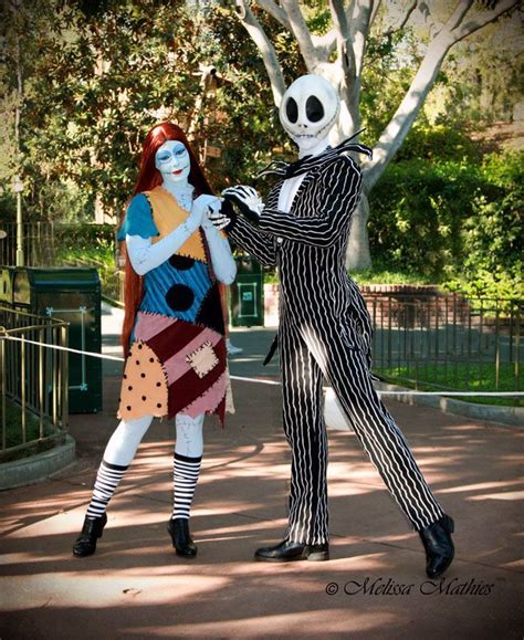 Jack Skellington Und Sally Posieren Für Ein Bild In Disneyland An