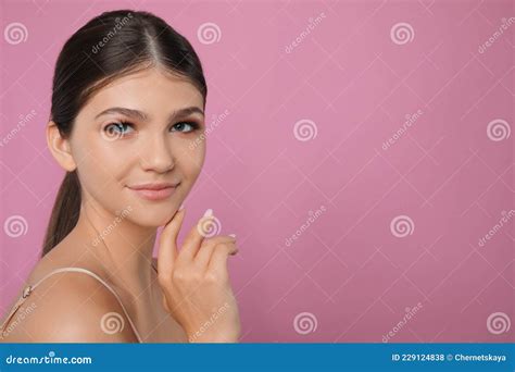 retrato de una linda chica en un espacio de fondo rosado para el texto hermosa cara con piel