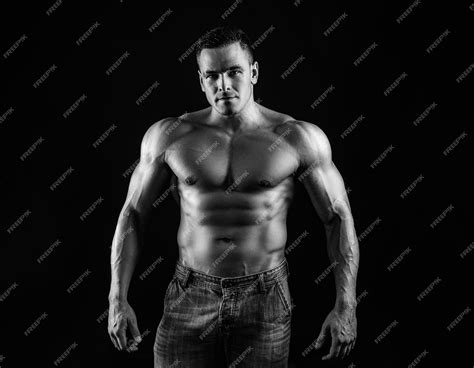 Фитнес голый торс голое мужское тело обнаженный парень сексуальный мускулистый мужчина топлесс