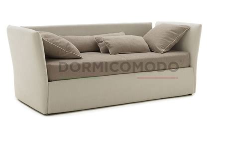 Puoi facilmente trasformare il tuo divano in un letto con materasso singolo, perfetto per un pisolino rilassante o per ospitare un ospite inaspettato. Divano letto con box contenitore || DORMICOMODO