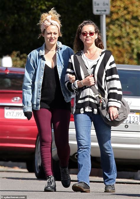 Luke Perry S Daughter Sophie Spotted Out With Her Mom As They Grieve