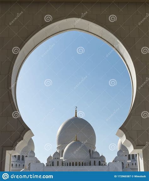 Sheikh Zayed Grand Mosque Under The Sunlight And A Blue Sky In Abu