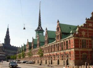 The historic building is situated next to christiansborg palace, the seat of the danish parliament, on the island of slotsholmen. Bag om Børsen