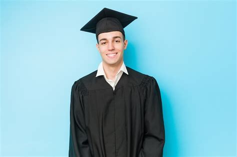 Hombre Graduado Caucásico Joven Feliz Sonriente Y Alegre Foto Premium