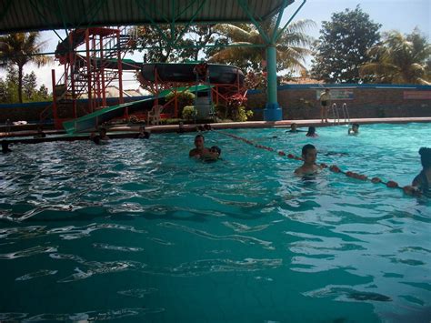 Bahkan, di sana ada 4 jenis kolam renang dengan gaya yang berbeda, yaitu da kolam renang utama, kolam renang air hangat, kolam renang anak, dan jacuzzy. Kolam Renang Air Hangat di Bandung