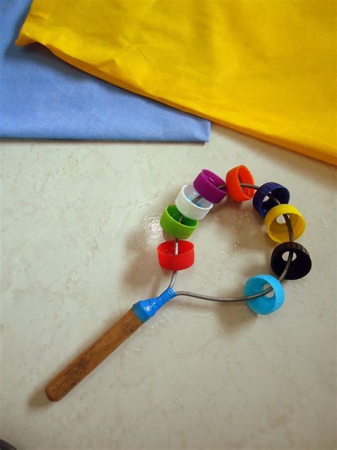 Faça as peças com tampinhas de garrafa pet decorar com figuras de eva ou de papel. Fotos Instrumentos musicais para fazer em casa com as ...