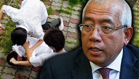 Assalamualaikum wbt, selaku mantan menteri pendidikan, saya hari ini merasa terpanggil untuk berbicara mengenai isu pendidikan yang sedang hangat diperkatakan sekarang iaitu berkaitan dengan pengajaran dan pembelajaran dalam talian. Kementerian setuju polis kendali kes buli di sekolah ...