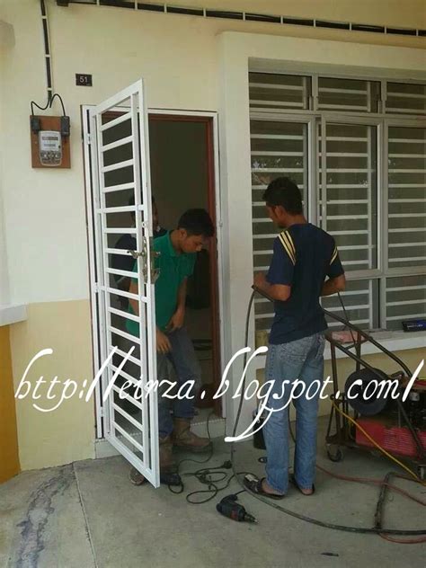 Aluminium windows and doors exterior doors with glass wood windows exterior design interior and exterior window manufacturers window grill design door gate design types of doors. ErZa ~~ |||: pasang grill rumah baru