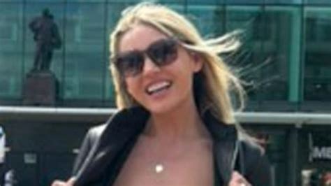 Naked News Reporterin zeigt vor Old Trafford ihre Brüste und erklärt