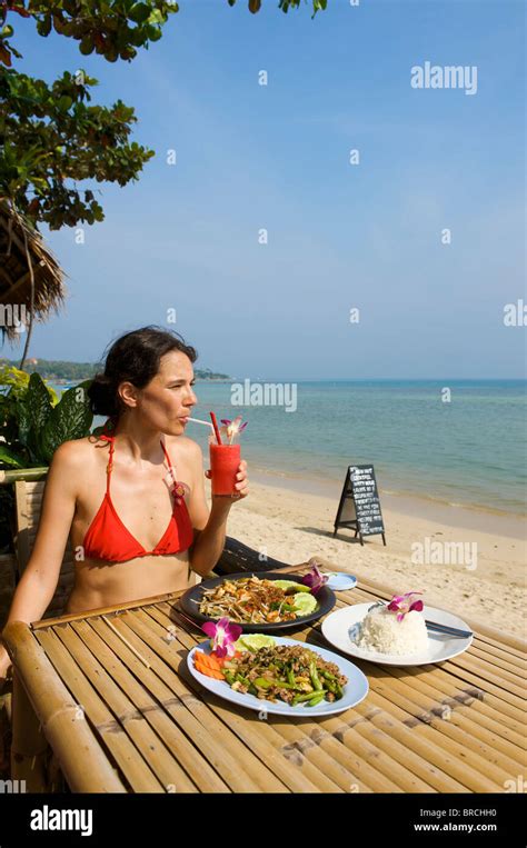 Frau Genießen Ihr Mittagessen In Einem Restaurant Koh Samui Thailand Stockfotografie Alamy