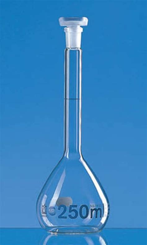 brand™ matraz aforado de clase a de vidrio de borosilicato blaubrand™ con tapón de polipropileno
