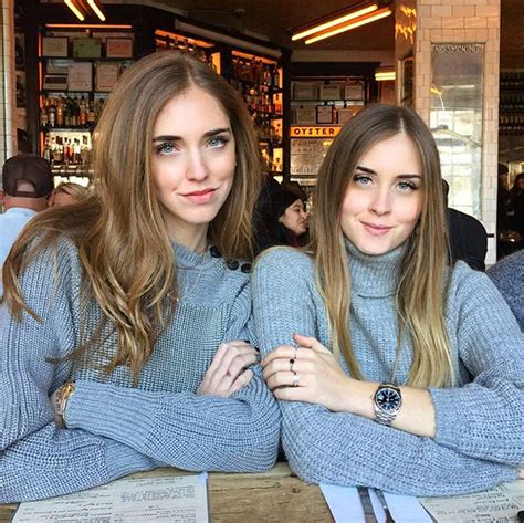 Guardala da bambina (e non solo) con mamma marina e le sorelle francesca e chiara ferragni, addio al nubilato esagerato (e super sexy) con le amiche a ibiza. Chiara e Valentina Ferragni con lo stesso look | Pagina 6