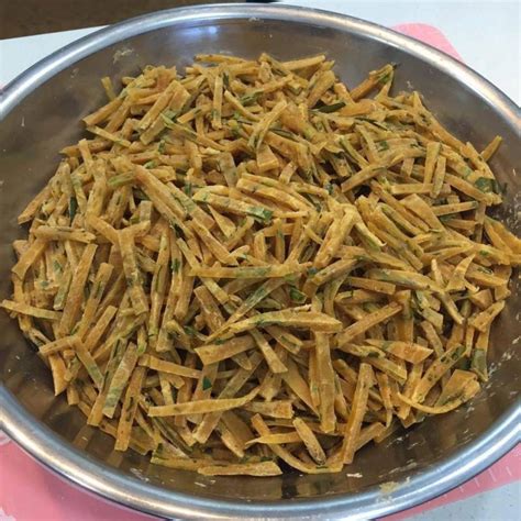Kerepek gunting adalaha antara snek tradisional yang ramai peminatnya. Makanan Ringan Kuih Gunting Kari Rangup Makan Sampai Tak ...