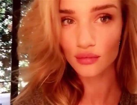 Rosie Huntington Whiteley Shares Her Make Up Tricks In One Minute