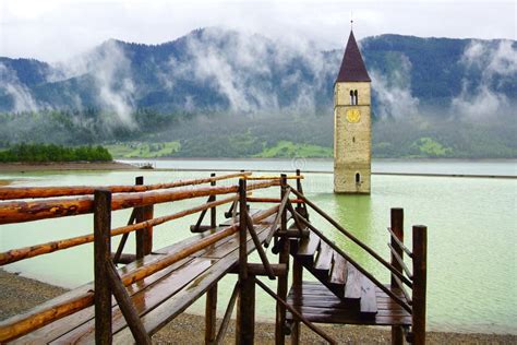 A Torre Submersa Da Igreja Do Reschensee Profundamente No Lago Resias
