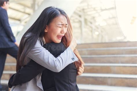 Mujer Joven Triste Y Que Llora Abrazando A Su Amigo Deprimido Foto De