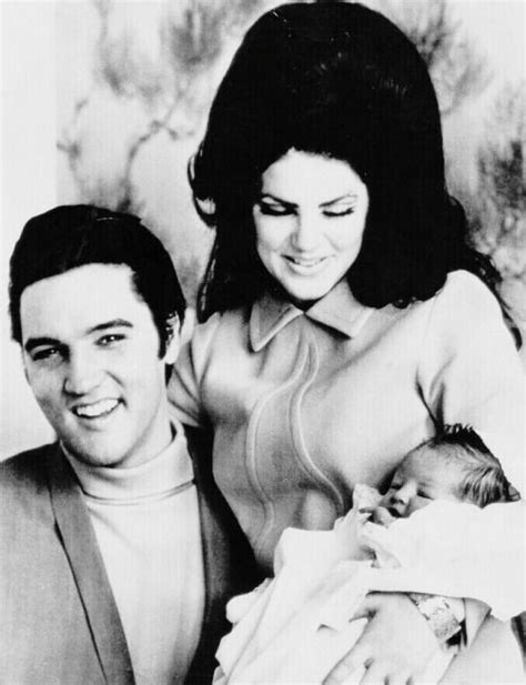 Elvis and Priscilla Presley con Lisa Marie recién nacida celeb dads Elvis Presley Memories