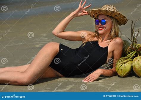 Donna Che Si Trova Sulla Spiaggia Tropicale Che Porta Costume Da Bagno My Xxx Hot Girl
