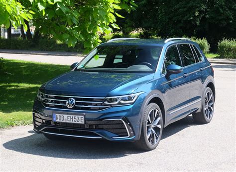 Kurzporträt VW Tiguan eHybrid R Line Modelljahr 2022 green car